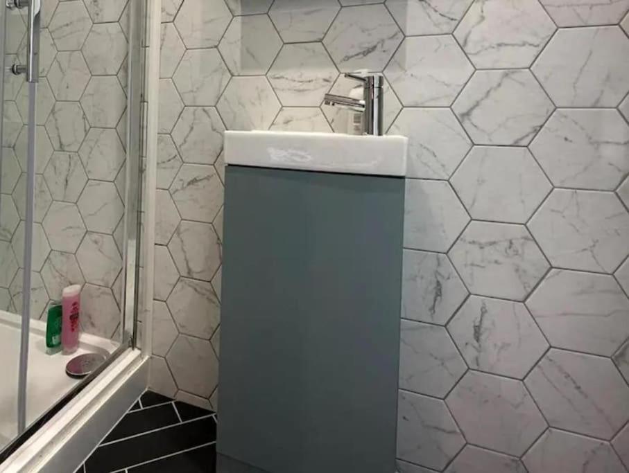 Flash Sale Special Offer Train Station 1 Bedroom Flat Bn137che05 Apartment *
